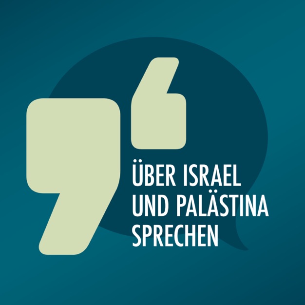 Das Cover des Podcasts zeigt den Titel des Podcasta, Über Israel und Palästina sprechen, in weißen Großbuchstaben über einem einem dunkelblauen Hintergrund mit einer Sprechblase. Neben dem Titel stehen 2 hellgrüne Anführungszeichen.